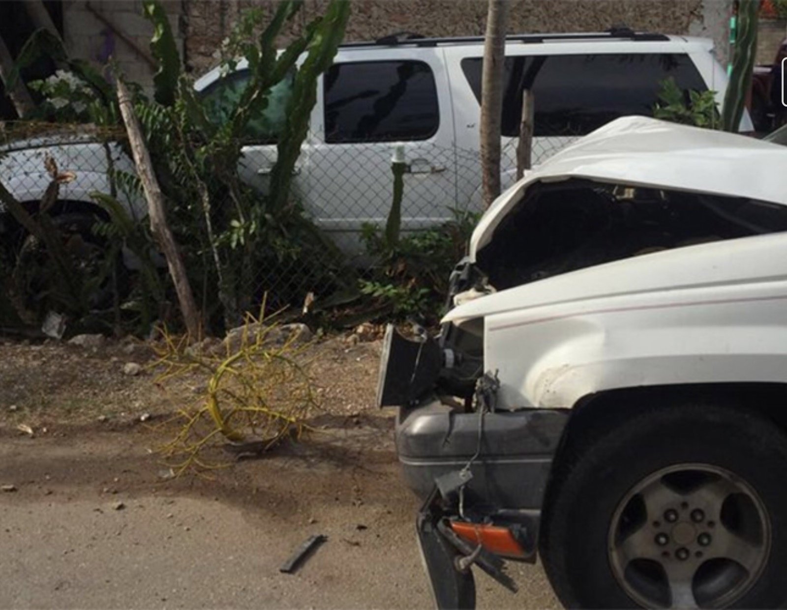 Impactan camioneta que viajaba Felipe Calderón en Quintana Roo