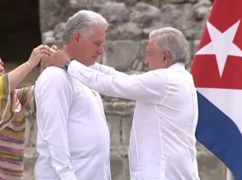 La oposición critica a AMLO por una medallita