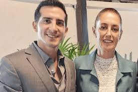Claudia Sheinbaum sorprende a Rommel Pacheco durante grabación de podcast