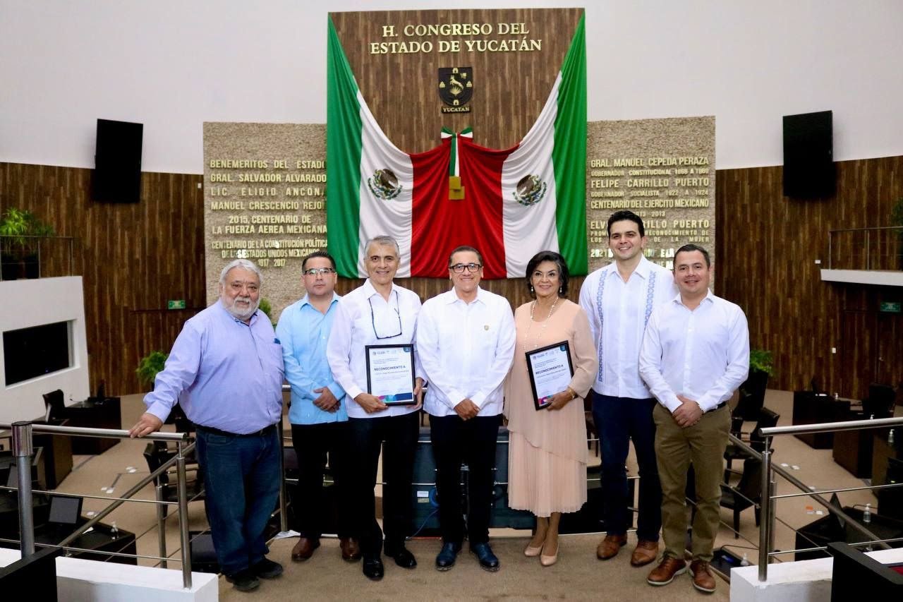 Se entregan reconocimientos a odontólogos destacados