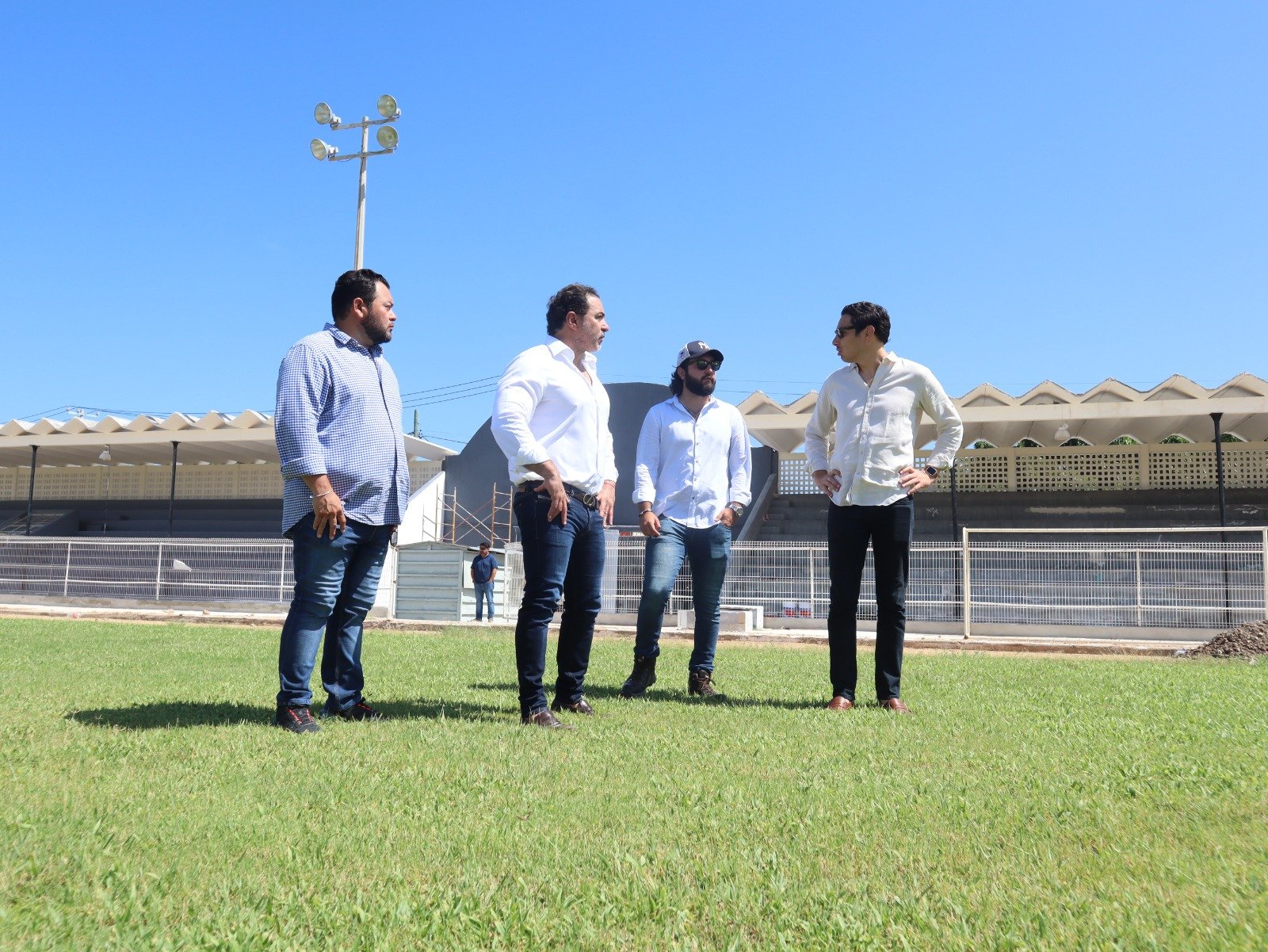 Julián Zacarías supervisa obras en el campo “Baltazar Yamá” de Chuburná y el estadio “20 de noviembre”