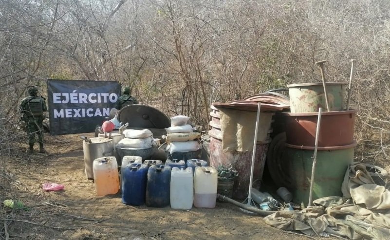 Ejército Mexicano asegura más de 2,000 litros de posible metanfetamina en laboratorios clandestinos en el estado de Sinaloa