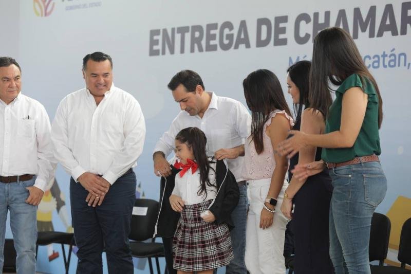 Pone en marcha el Gobernador Mauricio Vila Dosal la distribución de chamarras del programa Impulso Escolar
