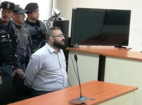 ENRIQUEciendo la noticia