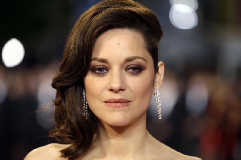 Cotillard anuncia su embarazo y niega romance con Pitt