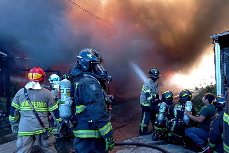 Incendio en Chile deja al menos 60 casas dañadas y 100 personas desalojadas