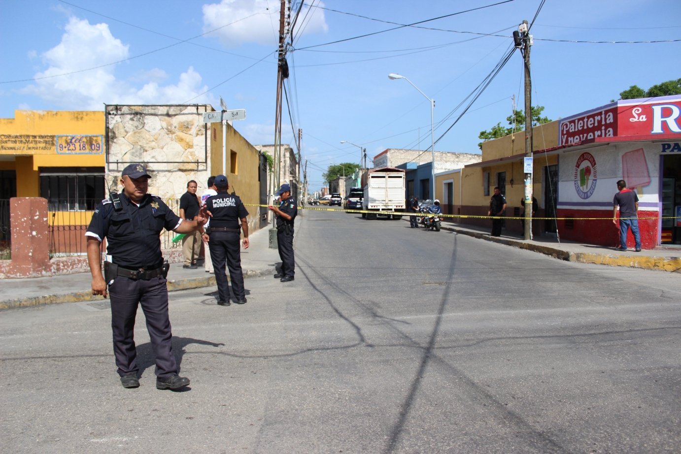 Muere pasajero en el interior de un vehículo