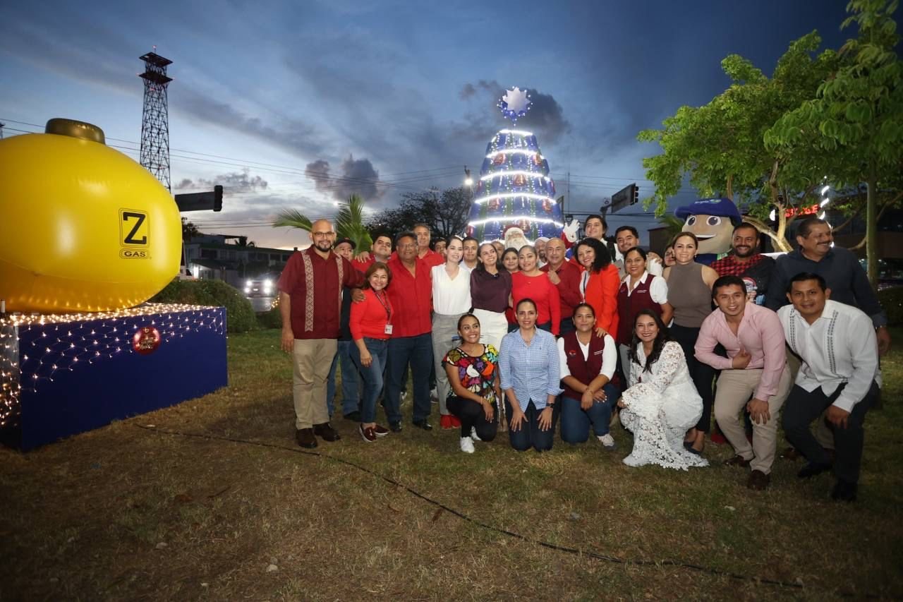 Gobierno de BJ lumina 18 glorietas de la ciudad y la villa navideña en la Supermanzana 95