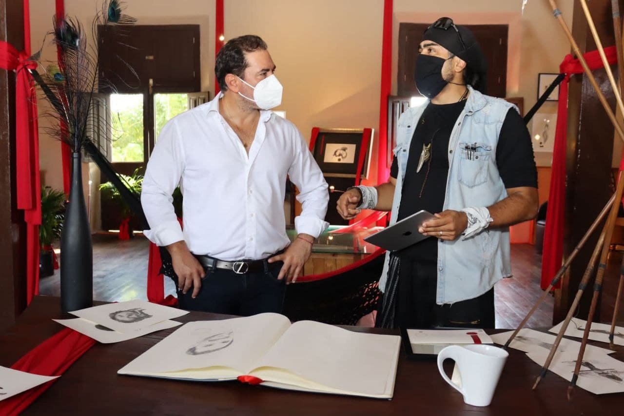 Julián Zacarías acompañado del Pintor Guidofarina, realizan recorrido en la Casa de la Cultura para apreciar las obras de este autor.