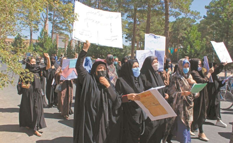 “No tenemos miedo”; afganas desafían al Talibán