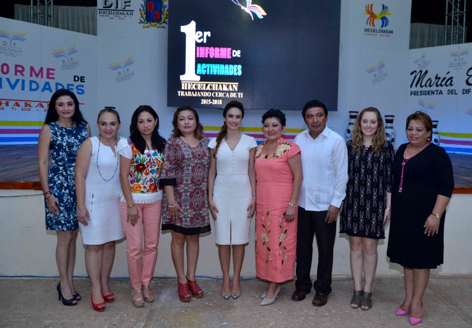 Christelle Castañón de Moreno felicita a presidenta del DIF Hecelchakán por su primer informe de actividades