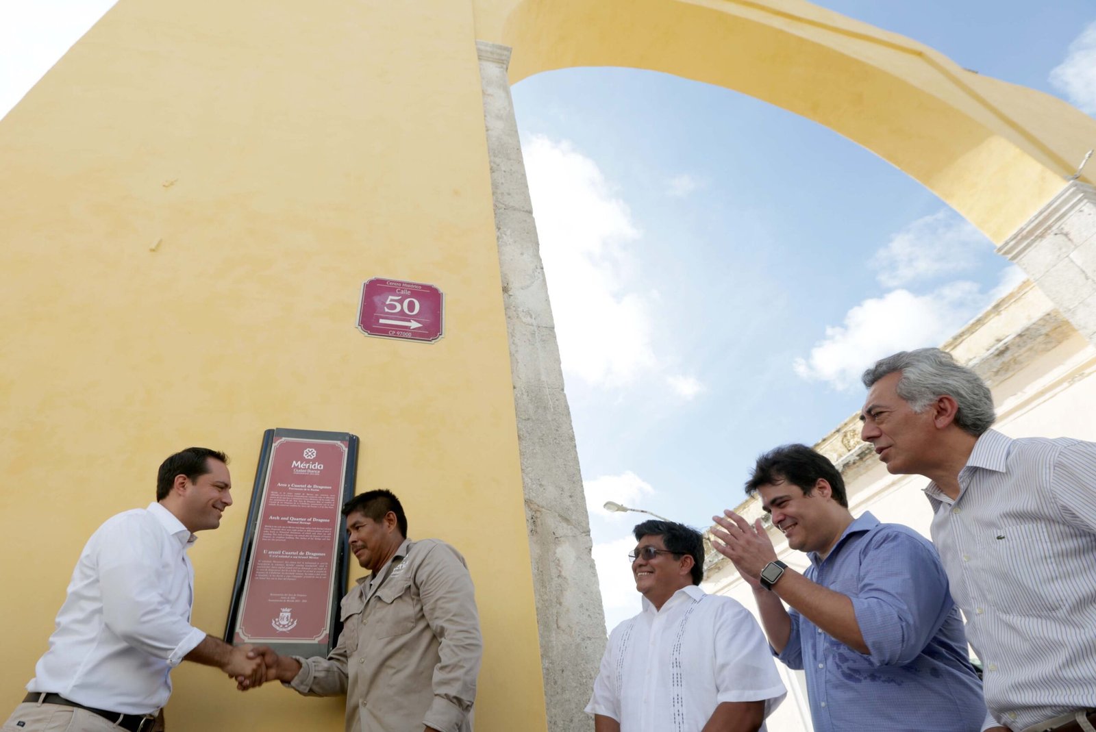 El alcalde entrega remozamiento del Arco de Dragones, inicia  mejoras del Arco del Puente y anuncia trabajos en el de San Juan