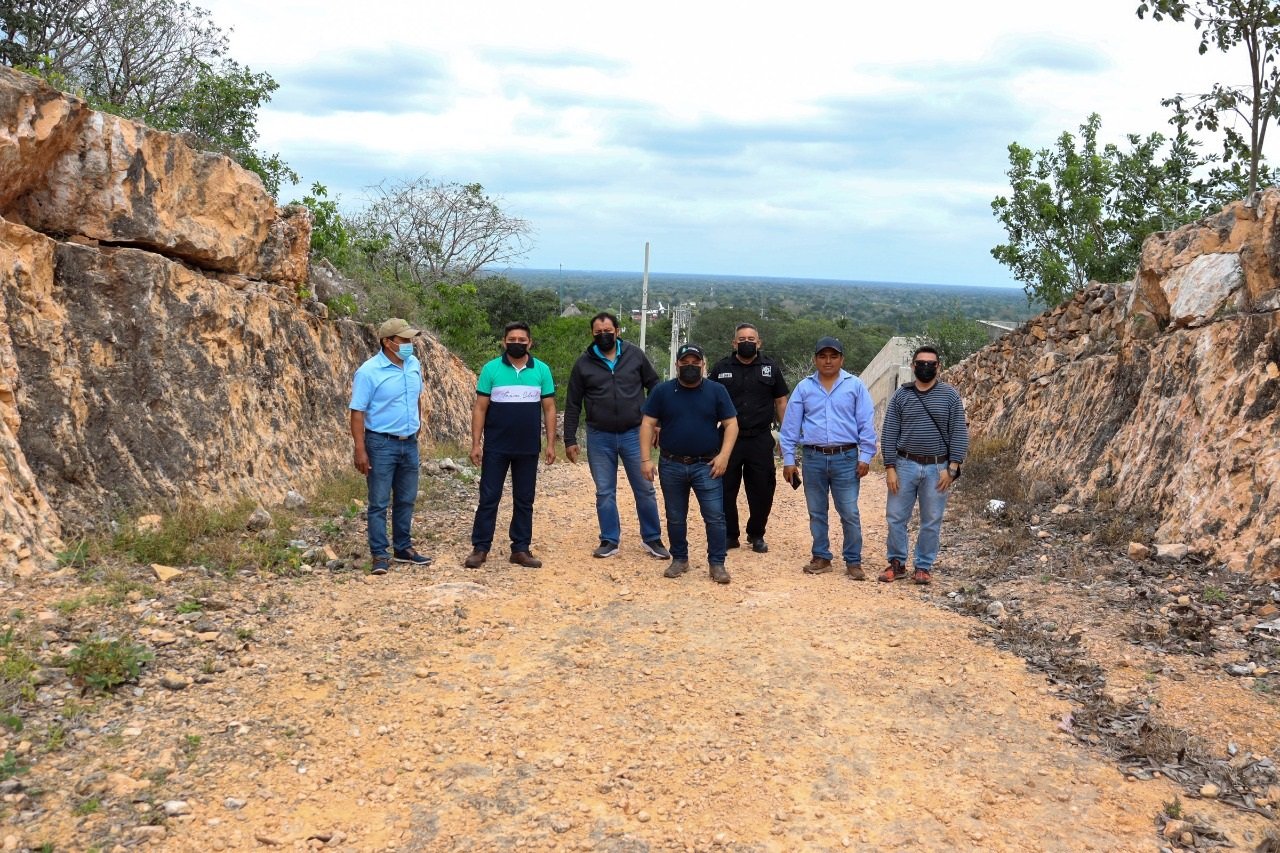 Ayuntamiento, entrega tinacos a familias humildes