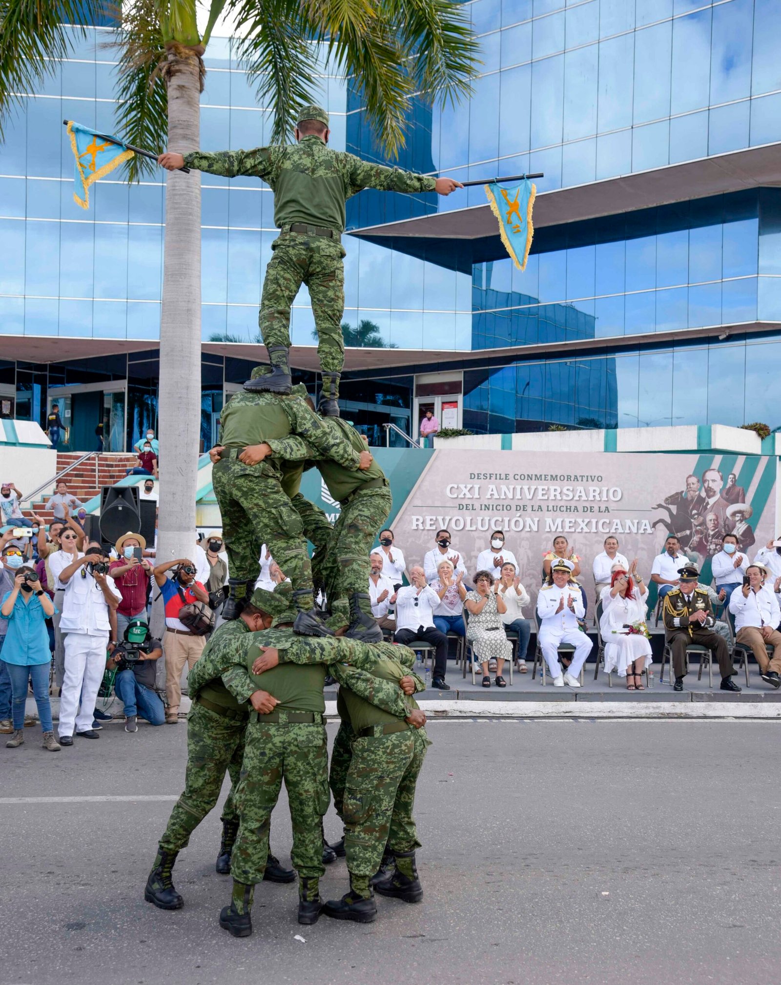 La Gobernadora Layda Sansores San Román presidió desfile conmemorativo del CXI Aniversario del inicio de la Revolución Mexicana