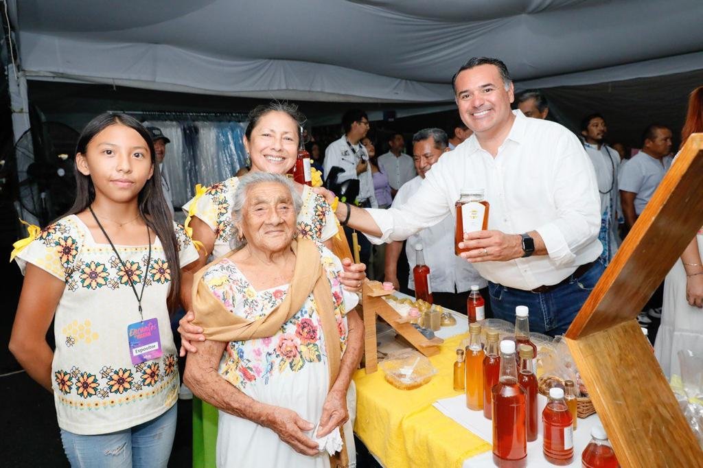 Renán Barrera recibe a las y artesanos de 42 municipios del interior del Estado