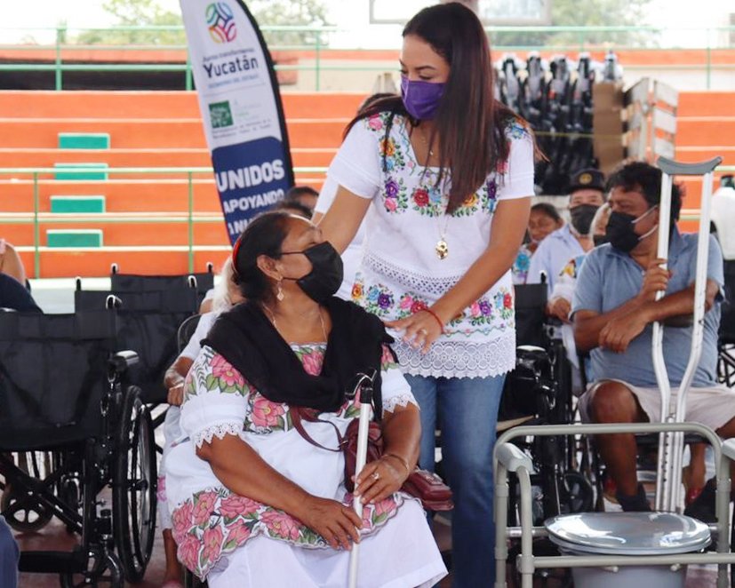 DIF de Oxkutzcab, entrega aparatos funcionales a personas vulnerables
