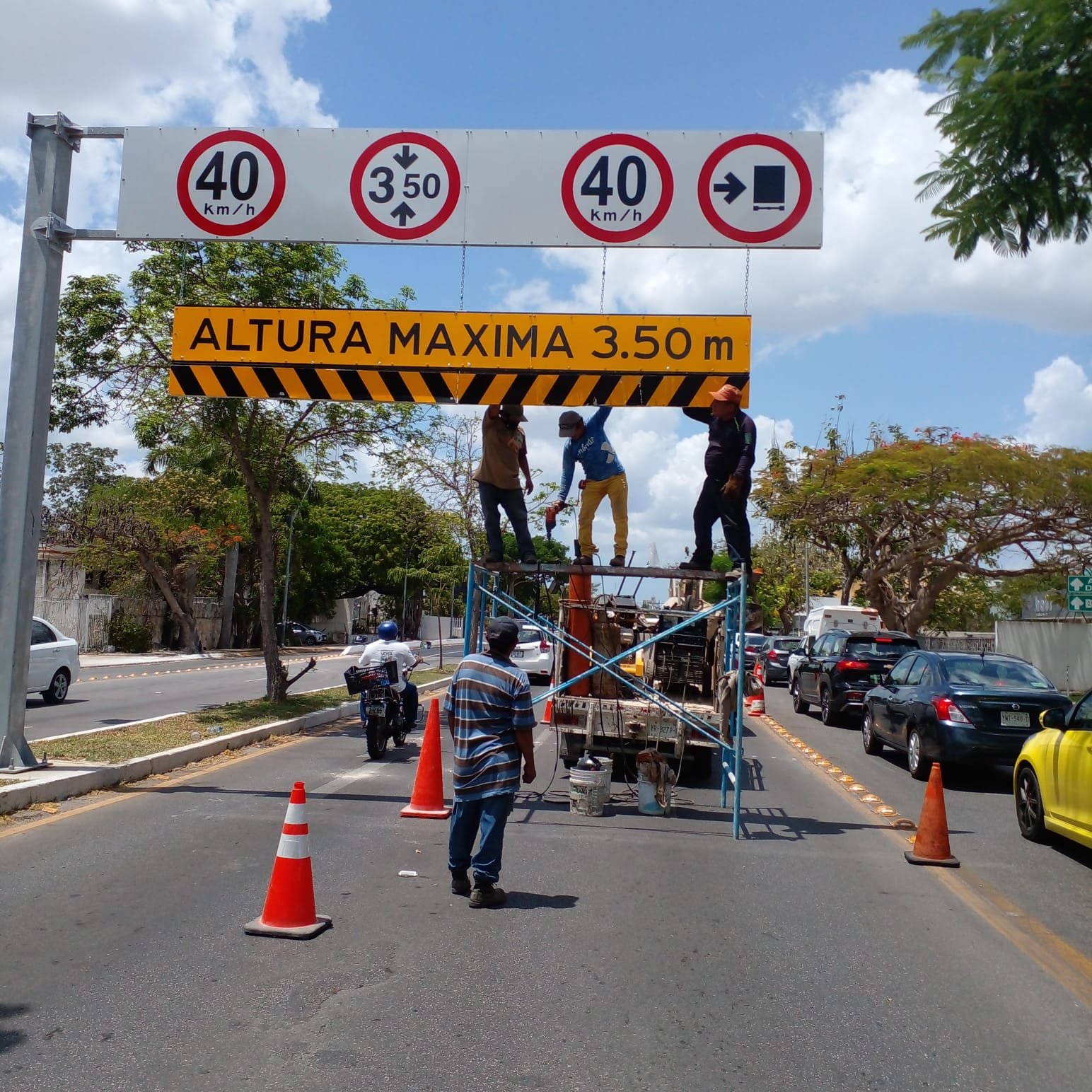 El Ayuntamiento de Mérida repara señal de tránsito dañada en un accidente