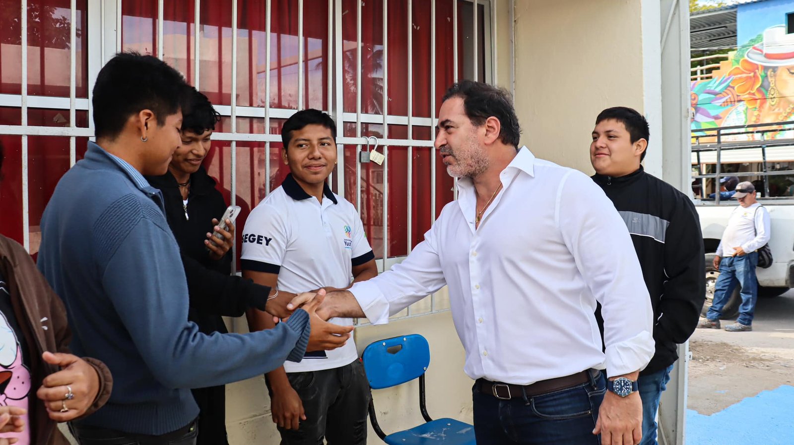 El alcalde Julián Zacarías Curi supervisa trabajos de mejoramiento en la escuela "Venustiano Carranza" del puerto de Chelem
