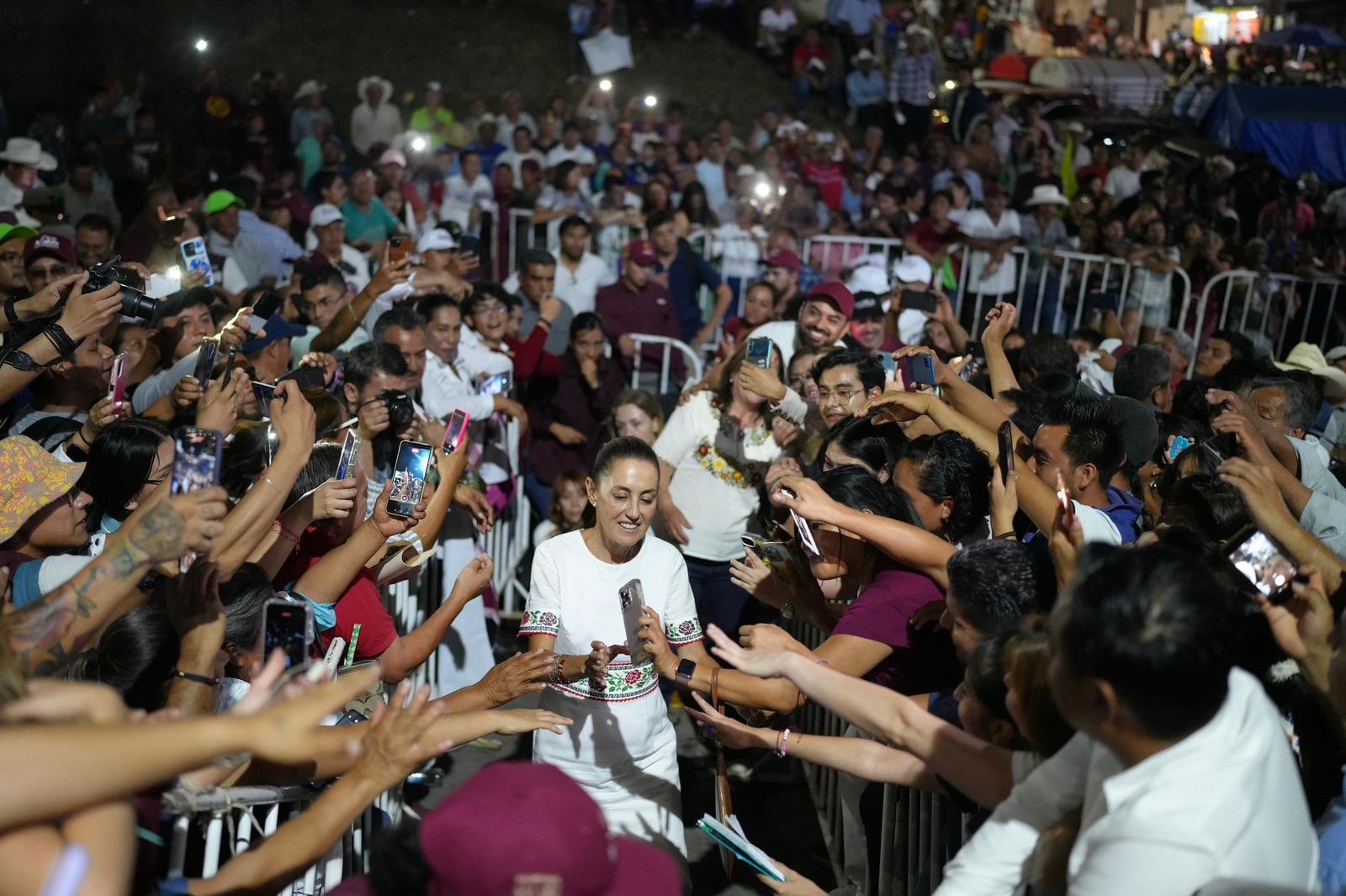 Claudia Sheinbaum llama a continuar con la revolución pacífica de México 