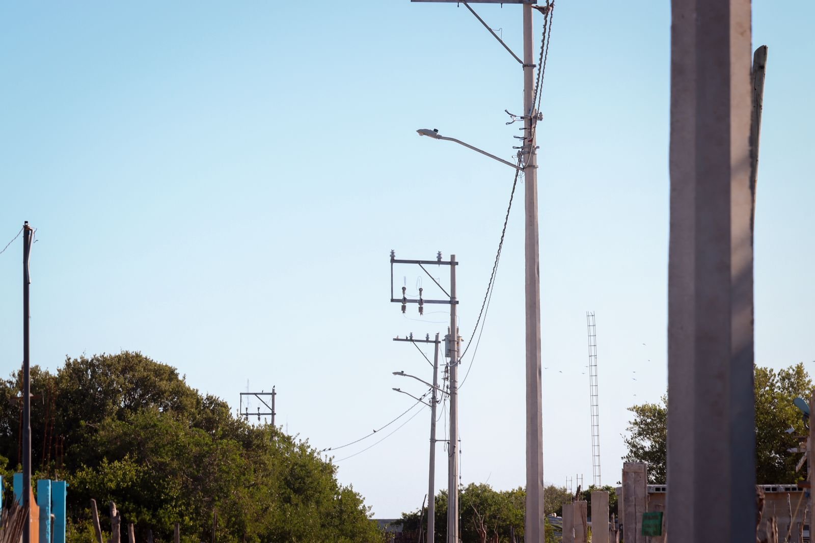 La ampliación de Red eléctrica en la comisaría de Chelem, beneficiará a más de 300 familias.
