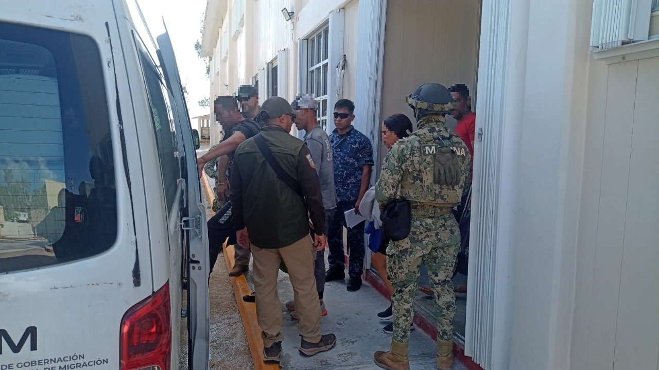 Marina rescata a ocho personas extranjeras en aguas de Quintana Roo   Isla Mujeres, Q. Roo