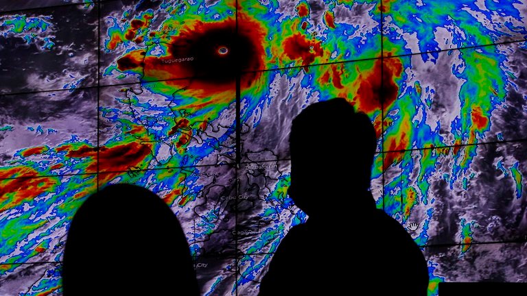 China en alerta por la llegada del tifón Chanthu: cerró dos puertos amenazados por las lluvias y olas de hasta cinco metros