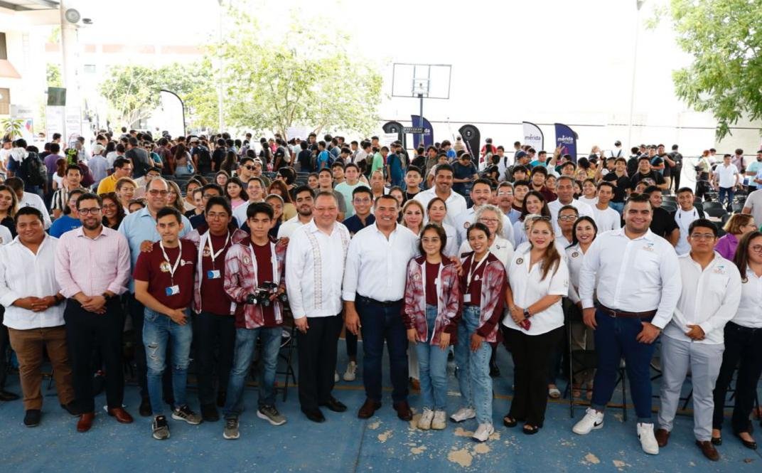Renán Barrera acerca a la comunidad universitaria los programas y servicios del Municipio