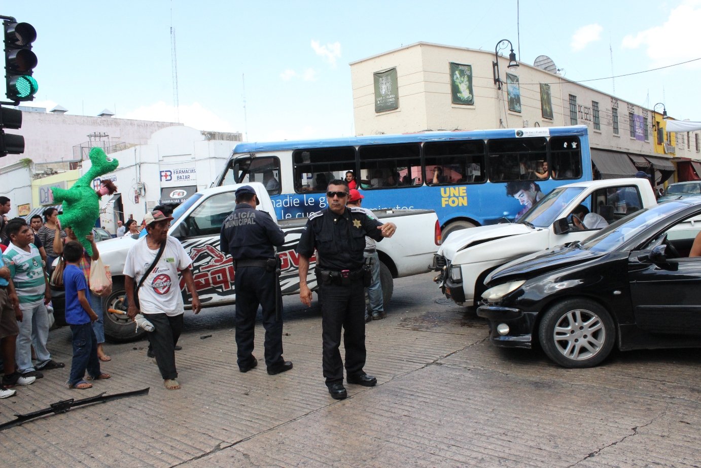 Dos vehículos colisionan al mismo tiempo el costado izquierdo de una camioneta