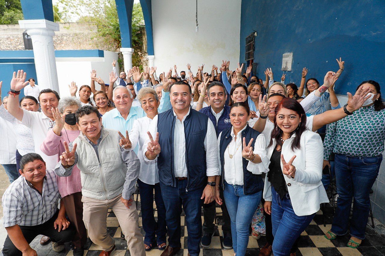 Renán Barrera con líderes políticos del interior del Estado