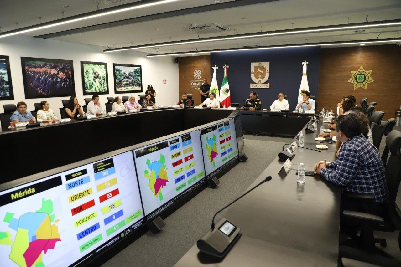 Diputadas y diputados de la LXIII Legislatura visitan el centro C5i de Yucatán