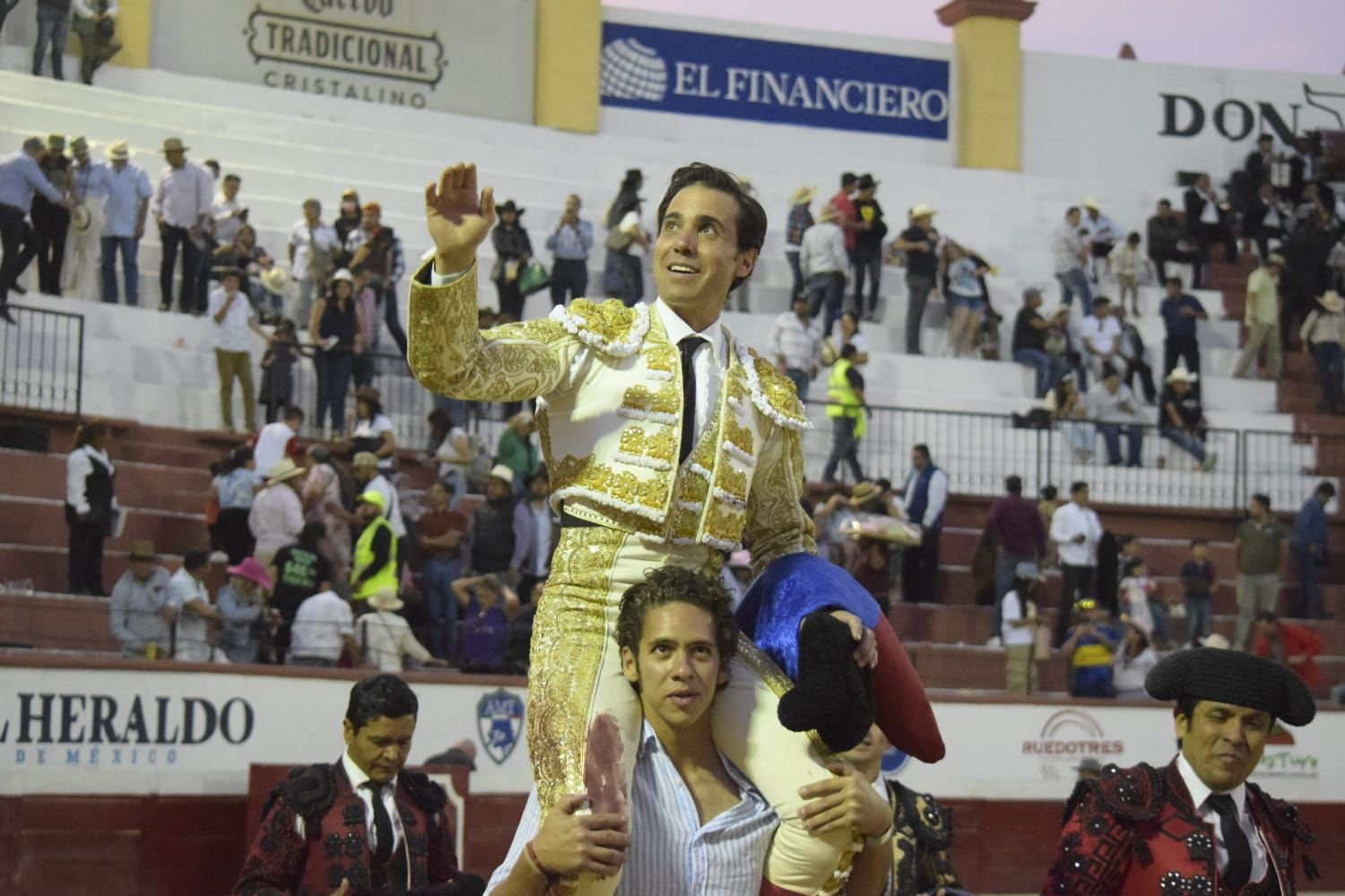 Gran tarde de José Mauricio: corta dos orejas