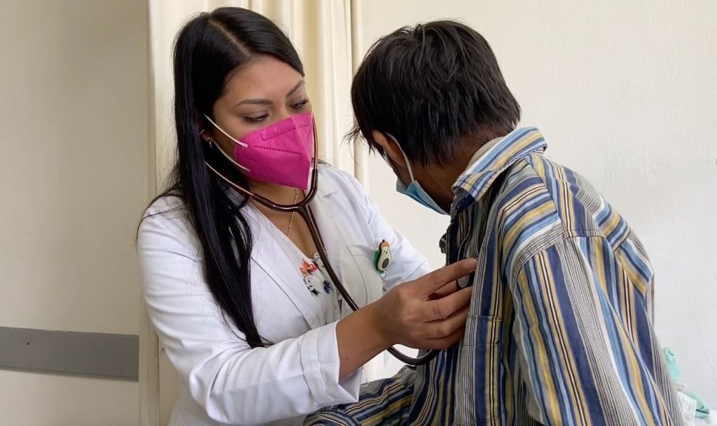 Noé festeja 15 años tras una cirugía reconstructiva que le devolvió la movilidad del brazo derecho