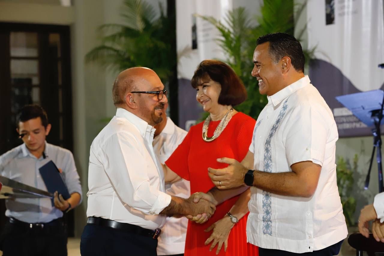 Renán Barrera Concha inaugura el Centro Cultural Fernando Castro Pacheco