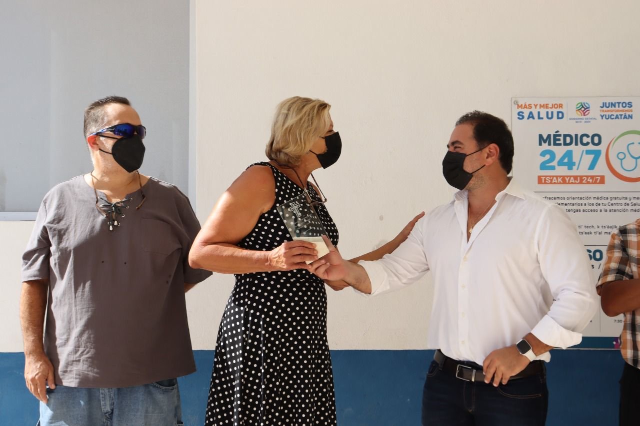 El alcalde Julián Zacarías hace entrega del reconocimiento “Ma’ a wa’alik yaakunaj e’sej” a la comunidad extranjera en Chelem por su labor altruista