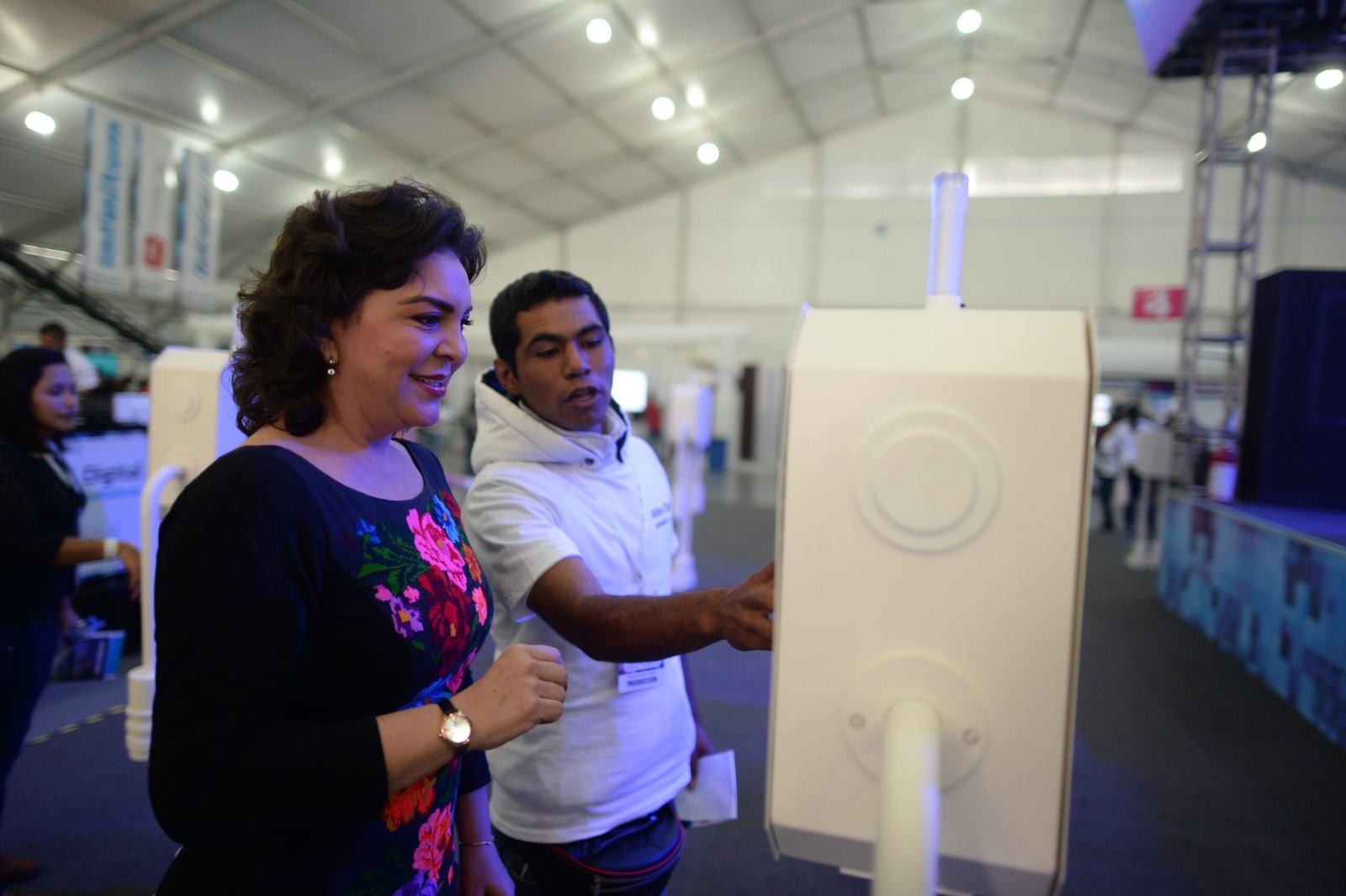 Asiste Ivonne Ortega a la inauguración de la Aldea Digital 2016